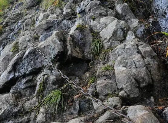 登山中の鎖場　安全に通過するためのポイント